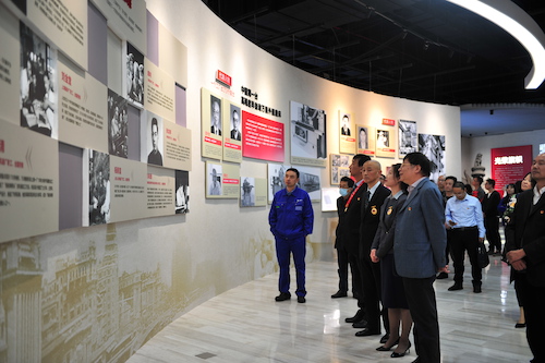 改造后的李斌展示厅增加了上世纪五六十年代的许多史料图片。金晓蕾 摄