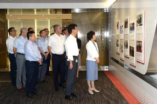 上海电气领导班子成员参观申能展厅