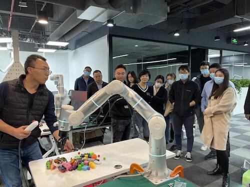 1214-与工业机器人「零距离」 上海电气举办「走进机器人」活动2