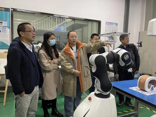 1214-与工业机器人「零距离」 上海电气举办「走进机器人」活动