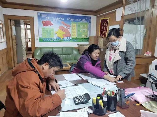 困难党员金亮妻子来工作站-3（2021-2-5）.jpg