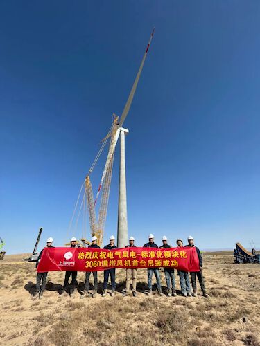 221030-微信-学贯二十大｜上海电气首台自研自制「3060混塔」风机吊装完成1