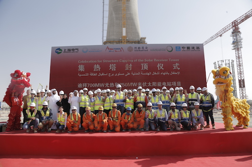 中外建设者共同庆贺集热塔封顶这一工程重大节点。